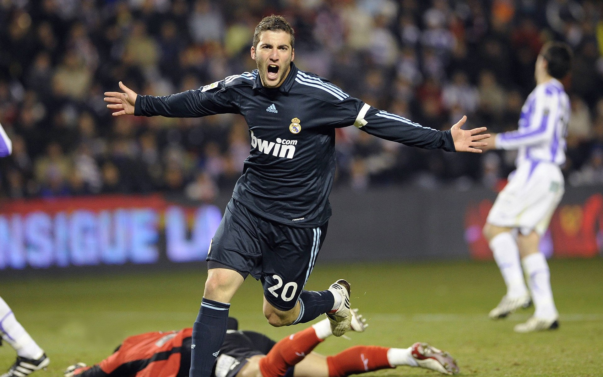 热火踏平新疆队，浓眉成为关键先生